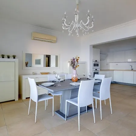 Stunning Seafront Lux Cambridge Wt Pool Apartament Sliema