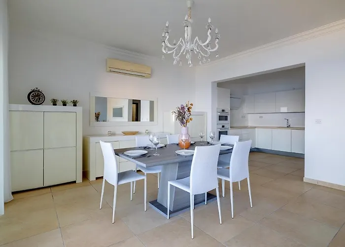 Stunning Seafront Lux Cambridge Wt Pool Apartament Sliema