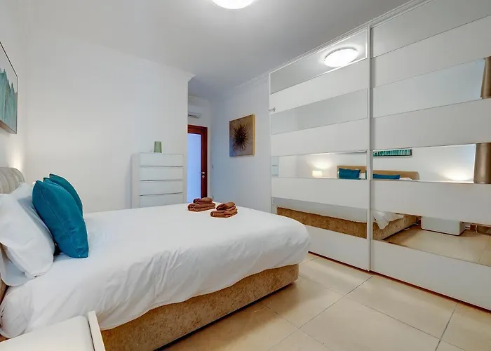 Stunning Seafront Lux Cambridge Wt Pool Apartament Sliema