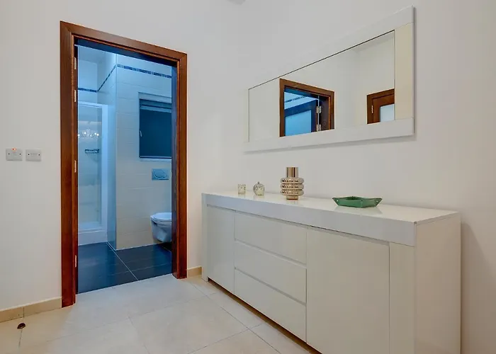 Stunning Seafront Lux Cambridge Wt Pool Apartament Sliema