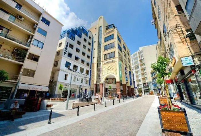 Stunning Seafront Lux Cambridge Wt Pool Apartament *